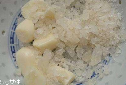 止咳藥水一次喝多少？過量會產生幻覺