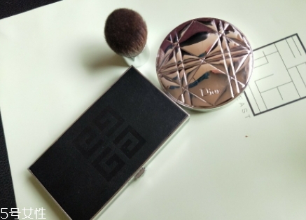 紀(jì)梵希和dior迪奧粉餅?zāi)膫€好？