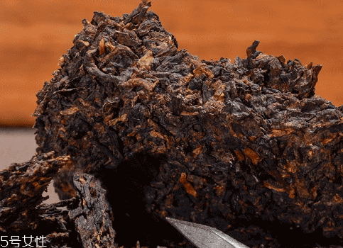普洱茶茶餅怎么弄開 教你兩招小技巧 普洱茶茶餅怎么弄開 教你兩招小技巧