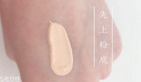 散粉可以直接涂臉上嗎？不建議直接用