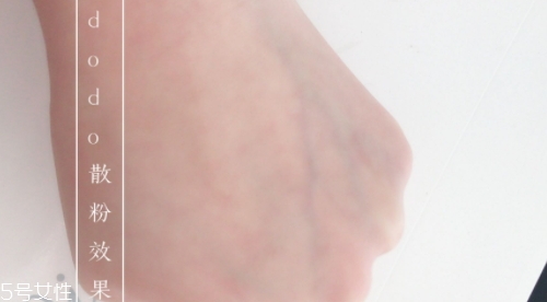 散粉可以直接涂臉上嗎？不建議直接用