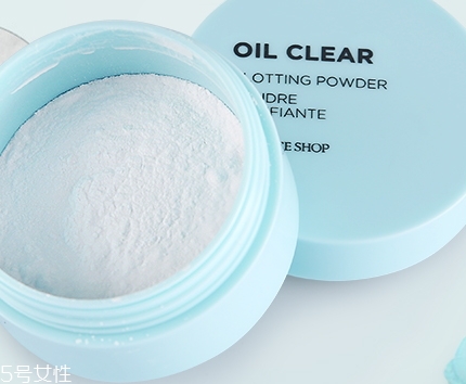 散粉可以補(bǔ)妝和定妝嗎？從散粉的功效來說