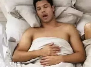 睡覺時流口水是什么?。恳磭乐爻潭?></p><h3>寶寶流口水怎么擦<br/></h3><p>寶寶口水流不停，很容易引發(fā)「口水疹」。媽媽們看了真是又心疼又惡心，每次一看到寶寶口水流下來就馬上拿毛巾去擦掉。然而，「擦」這個動作本身就錯了，不僅不能緩解寶寶的癥狀，還會加重寶寶皮膚的負擔。頻繁地擦拭會使口水流經(jīng)的皮膚受到進一步的刺激，破壞原有的角質層，減弱皮膚的屏障作用，使皮膚更容易受病菌侵害。正確的做法是拿干凈的濕毛巾輕沾寶寶口水流經(jīng)的部位。預防和處理「口水疹」，除了要減少刺激，還要記得隔離保濕。如果寶寶下巴的皮膚已經(jīng)發(fā)紅了，可以涂點兒凡士林、羊毛脂等潤膚霜，做好隔離保濕的工作，這樣，寶寶下巴嬌嫩的皮膚就不容易再受傷害啦。</p><p style=