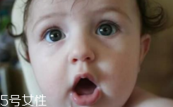 睡覺時流口水是什么?。恳磭乐爻潭?></p><h3>寶寶為什么會流口水</h3><p>1、吞咽功能不完善</p><p>新生兒時期，寶寶的唾液腺還不發(fā)達，分泌的唾液較少，因此寶寶嘴里沒有多余唾液流出。寶寶長到3、4個月大時，唾液腺逐漸發(fā)育成熟，唾液分泌量增加，但吞咽功能還尚不健全，閉唇與吞咽動作不協(xié)調，所以會經(jīng)常常流口水。</p><p>2、牙齒萌出</p><p>當寶寶長到6、7個月時會開始長牙，牙齒萌出的時候會刺激到口腔內(nèi)神經(jīng)，此時寶寶唾液腺也已發(fā)育成熟，會大量分泌唾液，流口水的現(xiàn)象就會更明顯。</p><p>3、食用含淀粉食物</p><p>寶寶在添加輔食后，輔食中的淀粉也會刺激唾液分泌（唾液里主要是淀粉酶），使口水明顯增多。</p><p>4、刺激口腔</p><p>還有很多寶寶喜歡吮吸手指，手指刺激口腔，也會增加唾液腺的分泌，再加上寶寶的口腔很小、又很淺，吞咽功能也不完善，還不會咽口水，口水就會漸漸“泛濫”。</p><p>這些都屬于生理性的流口水。一般來說，生理性的流口水會隨著寶寶的生長發(fā)育會自然消失，只要做好護理工作，無需過于擔心。</p><p style=