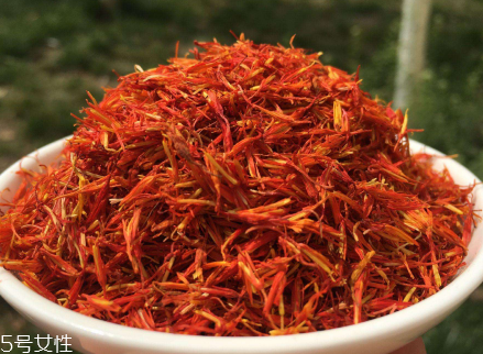 紅花泡腳一次放多少？從小劑量開始