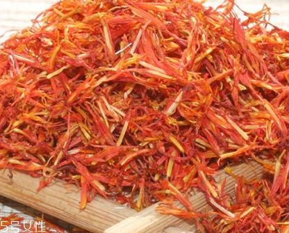 紅花泡腳可以天天泡嗎？建議一周1-2次為宜