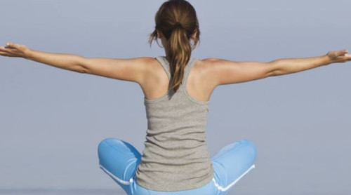 胸部下垂怎么辦？這幾招瑜伽消除副乳胸部變挺拔