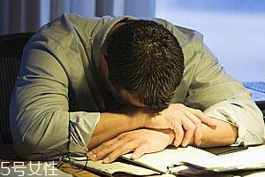 熬夜有哪些風(fēng)險？小心造成慢性自殺