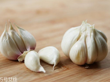 吃大蒜對(duì)腎有好處嗎？大蒜泡酒可補(bǔ)腎