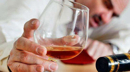 喝酒時(shí)不能吃什么？這四種食物千萬(wàn)別吃