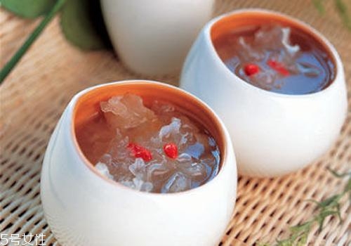 銀耳蓮子湯什么時候喝最好？時間上有講究