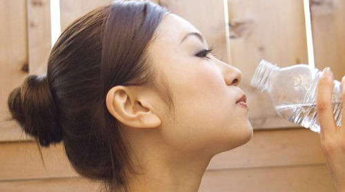 哪些病癥不能多喝熱水？這三類人絕對(duì)不能喝熱水