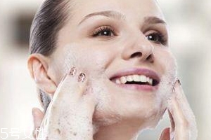 洗臉有白皮怎么回事？洗面奶太強勁