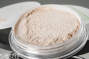 散粉取粉用什么好？粉撲和化妝刷要配合使用