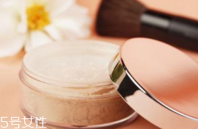 散粉取粉用什么好？粉撲和化妝刷要配合使用