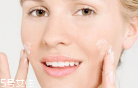 封閉性粉刺的發(fā)病機制是什么？角質(zhì)層太厚