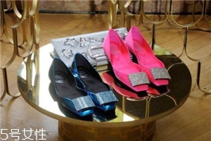 roger vivier是哪個(gè)國(guó)家的牌子？方扣鞋里的經(jīng)典之作