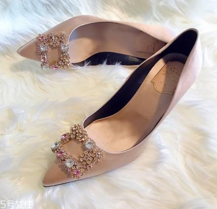 roger vivier是哪個(gè)國家的牌子？方扣鞋里的經(jīng)典之作