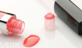 涂唇釉為什么不能抿嘴？沒干之前抿嘴會殘妝