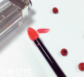 涂唇釉為什么不能抿嘴？沒干之前抿嘴會殘妝