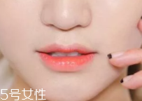 唇釉如何打造咬唇妝？掌握這個步驟就可以