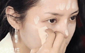 妝前乳主要成分是什么？是硅靈讓臉滑滑的