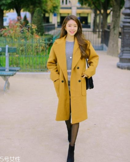 姜黃色大衣怎么搭配？塑造迷人好氣色