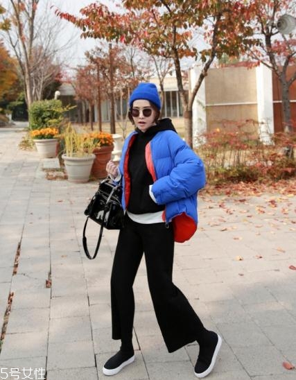 藍(lán)色羽絨服怎么搭配？打破冬日的沉悶感
