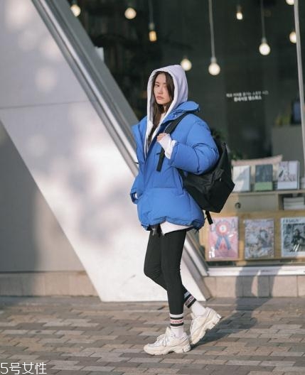 藍(lán)色羽絨服怎么搭配？打破冬日的沉悶感