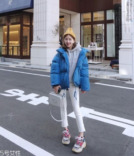 藍(lán)色羽絨服怎么搭配？打破冬日的沉悶感