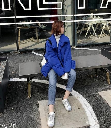 藍(lán)色羽絨服怎么搭配？打破冬日的沉悶感