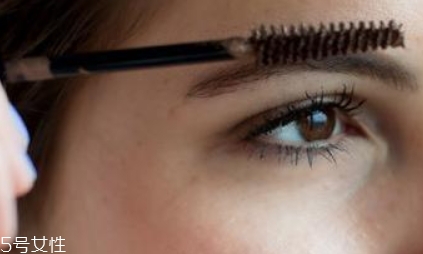 睫毛膏可以染頭發(fā)嗎？冷門技巧解決頭發(fā)問題
