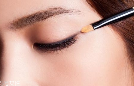 睫毛膏和眼線哪個(gè)先畫？看看你是不是畫錯(cuò)了