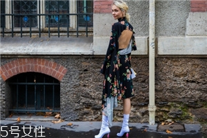 襪子靴配什么衣服好看？承包你一整年的時髦