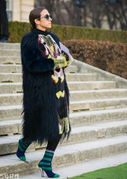 襪子靴配什么衣服好看？承包你一整年的時髦