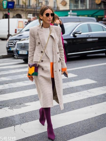 襪子靴配什么衣服好看？承包你一整年的時髦