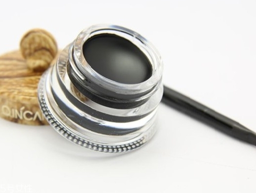 睫毛膏和眼線哪個(gè)先畫？看看你是不是畫錯(cuò)了