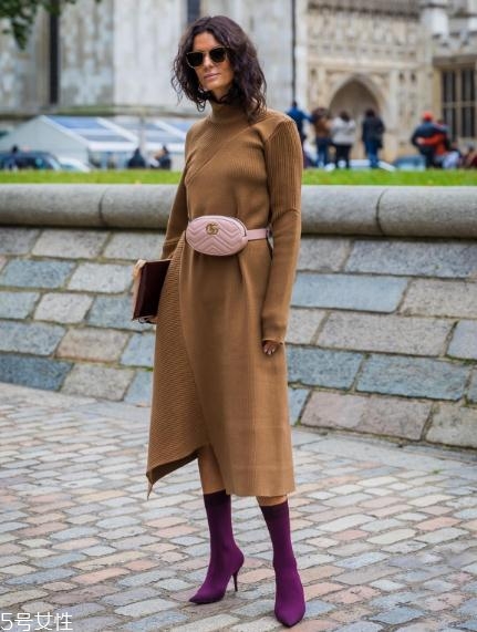 襪子靴配什么衣服好看？承包你一整年的時髦
