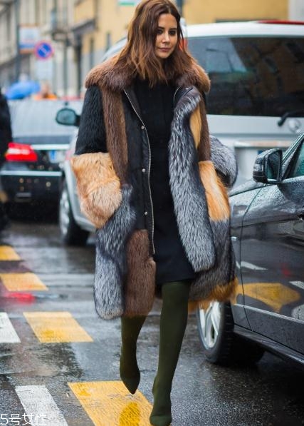 襪子靴配什么衣服好看？承包你一整年的時髦