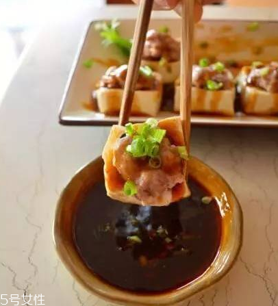 客家釀豆腐的家常做法 豆腐和豬肉這么做簡(jiǎn)直絕配 客家釀豆腐的家常做法 豆腐和豬肉這么做簡(jiǎn)直絕配