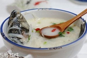 魚湯為什么要用油煎 教你幾招熬出乳白色魚湯 魚湯為什么要用油煎 教你幾招熬出乳白色魚湯