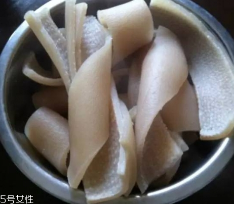 吃豬皮的好處 豬皮是一副養(yǎng)顏美容的中藥 吃豬皮的好處 豬皮是一副養(yǎng)顏美容的中藥