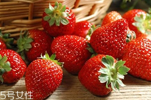 草莓有點爛還能吃嗎？要分情況
