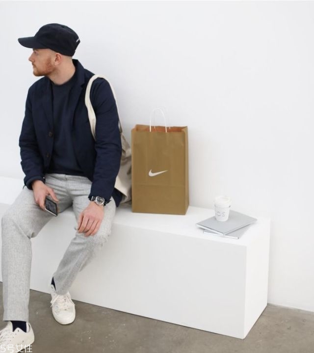 男生極簡風穿搭圖片 基礎(chǔ)色穿衣搭配 男生極簡風穿搭圖片 基礎(chǔ)色穿衣搭配