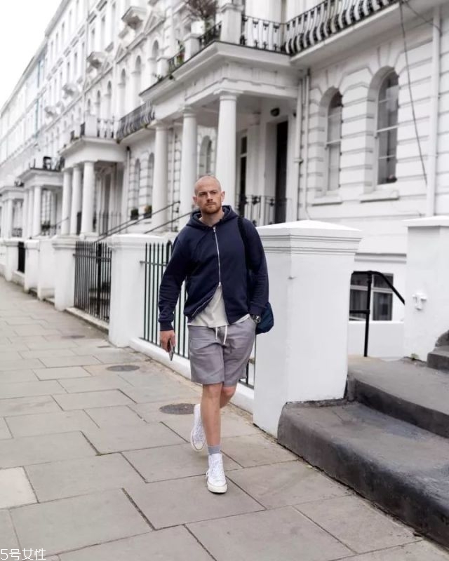 男生極簡風穿搭圖片 基礎(chǔ)色穿衣搭配 男生極簡風穿搭圖片 基礎(chǔ)色穿衣搭配