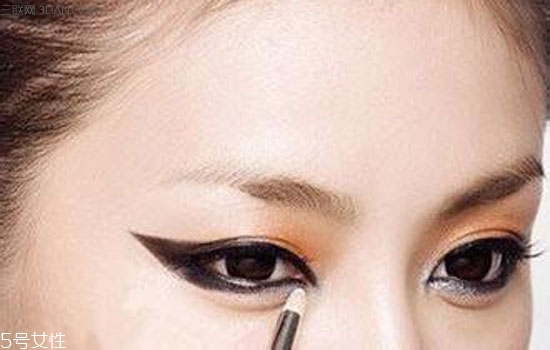 新手適合眼線液還是眼線筆？史上最全眼線誤區(qū)