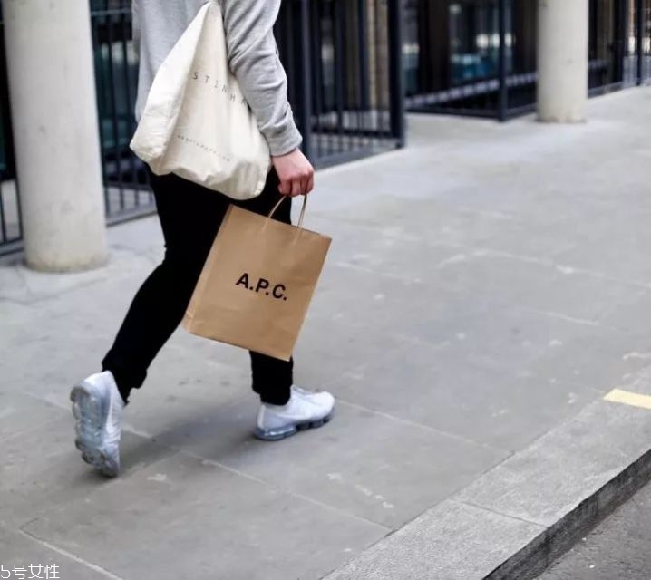 男生極簡風穿搭圖片 基礎(chǔ)色穿衣搭配 男生極簡風穿搭圖片 基礎(chǔ)色穿衣搭配