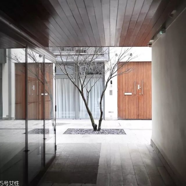 男生極簡風穿搭圖片 基礎(chǔ)色穿衣搭配 男生極簡風穿搭圖片 基礎(chǔ)色穿衣搭配