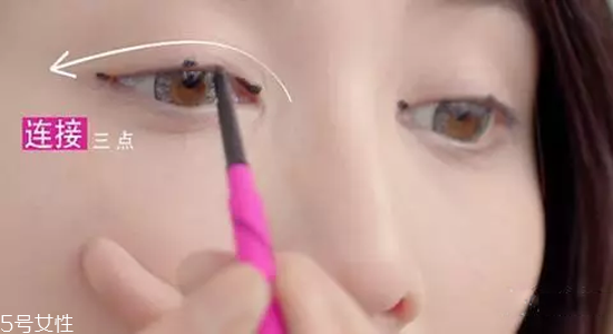 怎樣減少畫眼線的傷害？新手畫眼線的技巧圖解