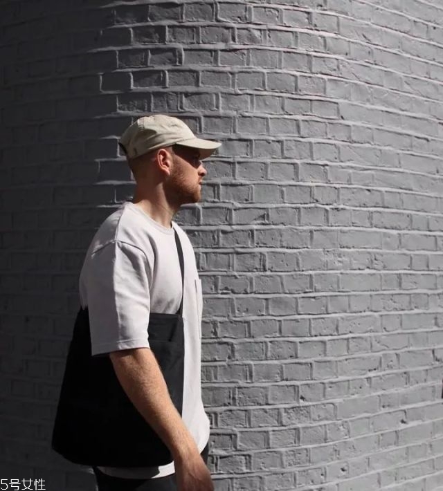 男生極簡風穿搭圖片 基礎(chǔ)色穿衣搭配 男生極簡風穿搭圖片 基礎(chǔ)色穿衣搭配